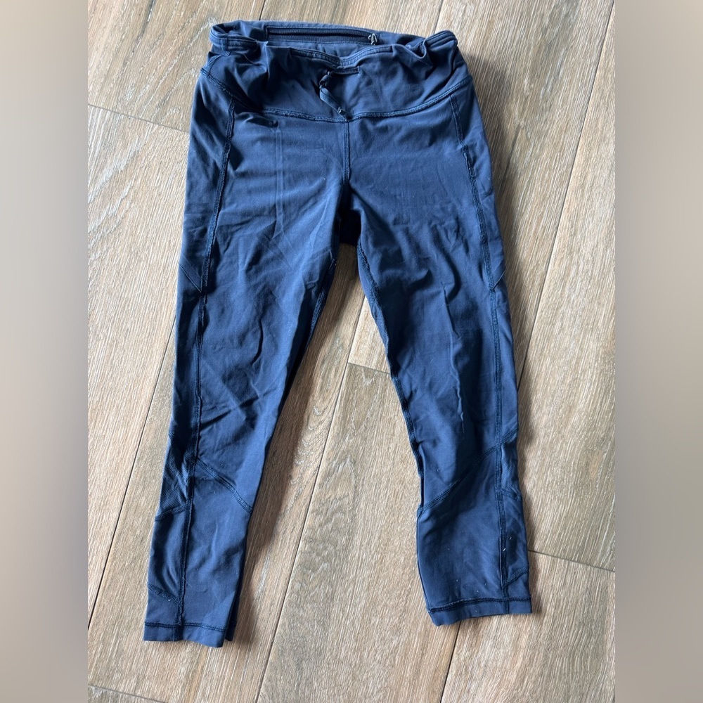 Lululemon navy cropped leggings with mesh on the back of the leg. size 6